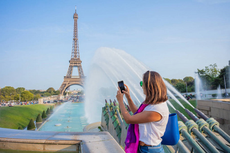 迷人的女士站在巴黎的中心。埃菲尔铁塔的背景。旅行