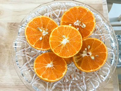 把多汁的橘子切片放在盘子里喝果汁