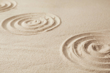 禅宗花园图案在沙子上。 冥想与和谐