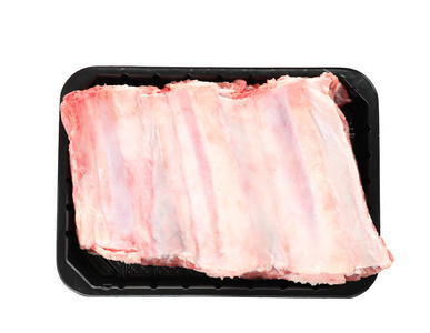 塑料容器与生肋在白色背景顶部视图。 新鲜肉