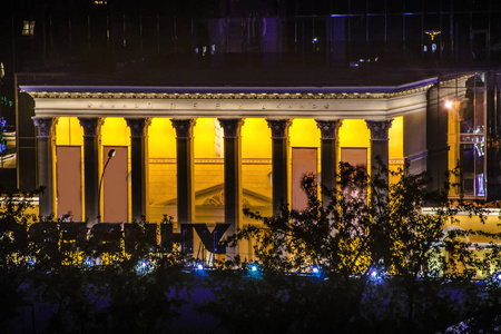 美丽的背景和景观和全景的夜间城市和首都从上面的中心，建筑物的屋顶照明和照明。