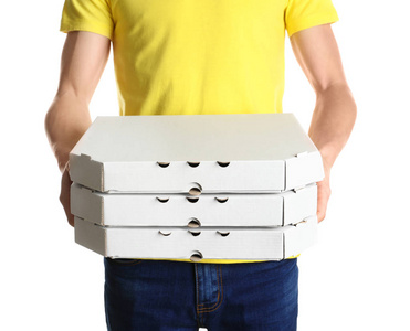 白色背景上有披萨盒的年轻人。 食物供应服务