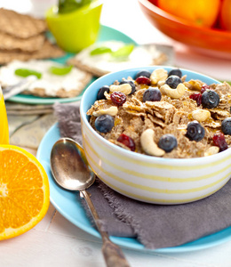 一碗自制的麦片，上面有酸奶和新鲜浆果。 健康早餐概念