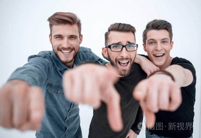 一群微笑的男性朋友指着你
