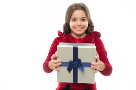 生日快乐的概念。女孩的孩子拿着生日礼物盒。每个女孩都梦想着这样的惊喜。生日女孩携带礼物与丝带弓。制作礼物的艺术。生日愿望清单。里