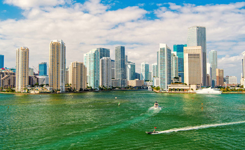 美国迈阿密的帆船在海上航行到城市摩天大楼