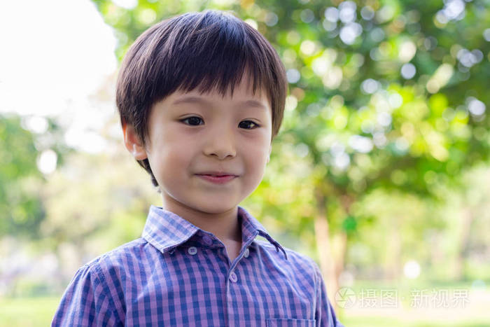肖像英俊的小男孩.当可爱的孩子去户外时,迷人的英俊男孩感到快乐.