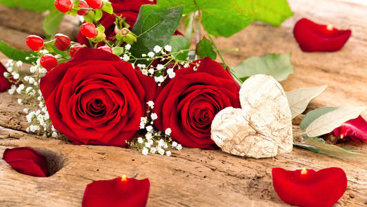 玫瑰和木板上的心，情人节背景