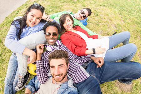 多种族最好的朋友在草地野餐时自拍快乐的友谊乐趣概念与年轻人在春季夏季的户外一起玩中性下午过滤器