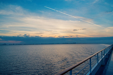 水旅行, 航程, 旅程。在傍晚的天空上在田园风光的海景船上。船板在迈阿密, 美国在蓝色海。暑假, 流浪。探险, 发现, 旅行