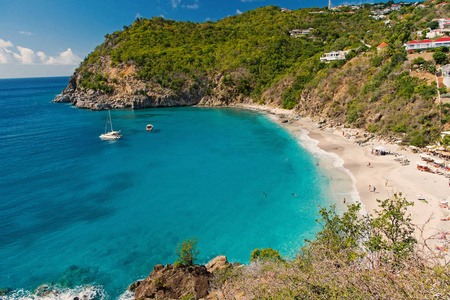 海海滩与蓝色水, 白色沙子和山风景在 gustavia, st. 巴兹。热带海滩的暑假。休闲休闲放松的理念。流浪与冒险旅行