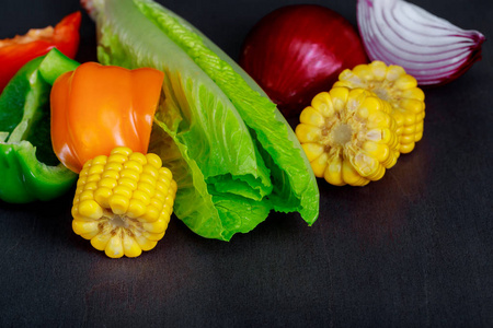 特写新鲜有机蔬菜卷心菜胡椒生菜洋葱胡椒玉米等天然纯素食品的图片。