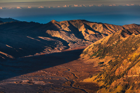 布罗莫腾格火山和山脉日出现场。 东爪哇印度尼西亚。 旅游旅程旅游目的地国家公园。 户外探险。