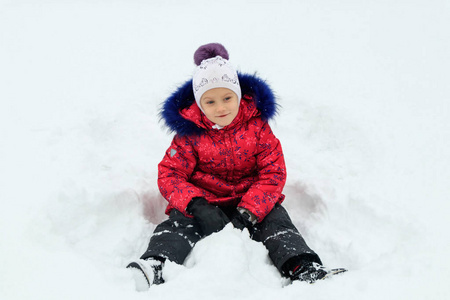 冬天，一个女孩在雪地里玩耍