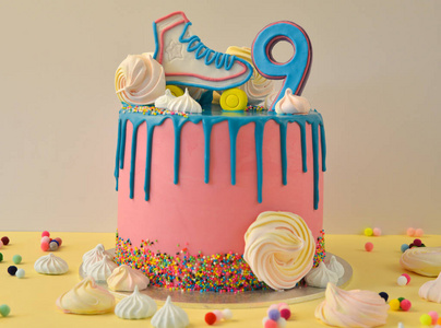 粉色生日蛋糕为黄色的bacround庆祝9周年生日的粉色生日蛋糕照片