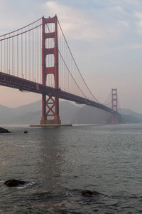 阴天日落时金门大桥的美丽景色。 摄于美国旧金山加利福尼亚。