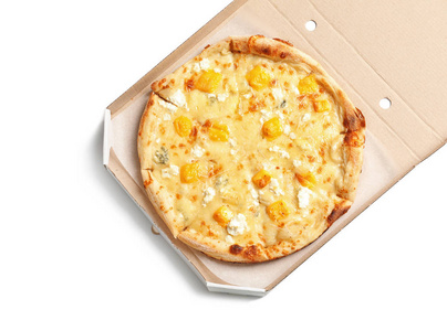 纸箱与热奶酪披萨玛格丽特白色背景顶部视图。