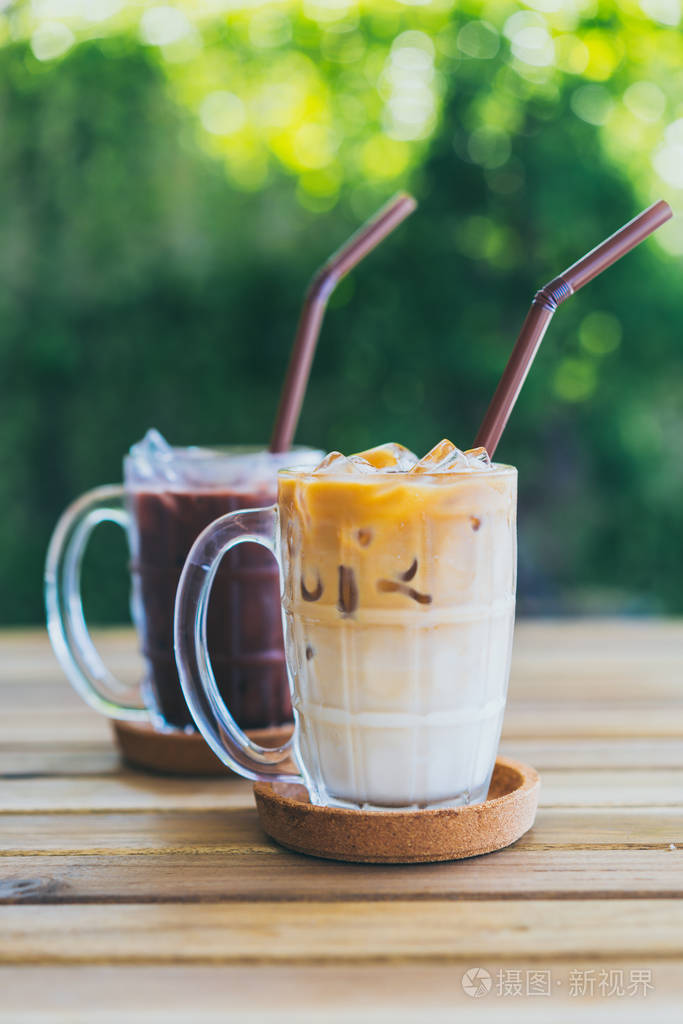 加冰巧克力的冰镇拿铁咖啡