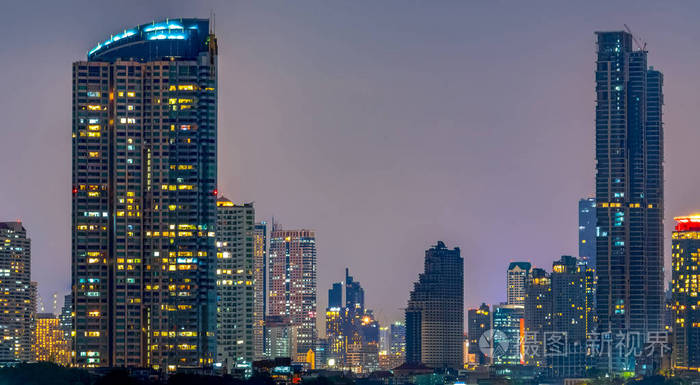 现代建筑办公楼. 拥有夜空的摩天大楼. 滨江建筑夜间摄影.