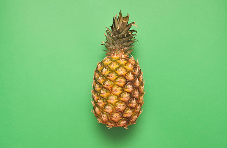 菠萝在五颜六色的背景上。