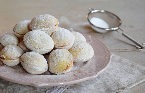 带奶油的胡桃形饼干。 用焦糖和胡桃馅做的短面包。 俄罗斯或乌克兰糖果Oreshki。 复制空间