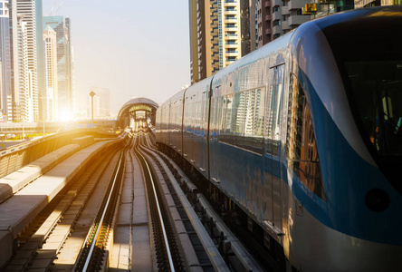 迪拜地铁网络线路上的城市景观阿联酋单轨列车场景日落自动系统。