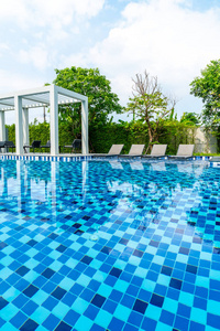 带室外游泳池的床池，酒店和度假胜地可供旅行和度假