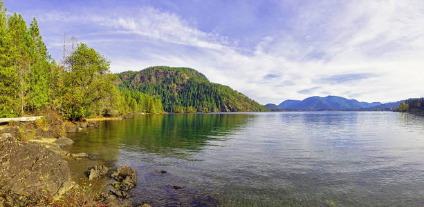 温哥华岛柯西坎湖戈登湾公园全景，拍摄于加拿大公元前秋季