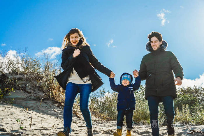 沙滩温暖的夹克家庭周末