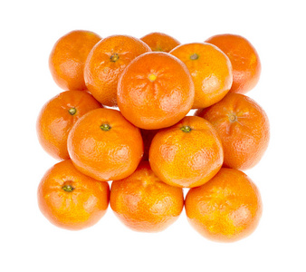 白色背景上分离的一束成熟的橙色克莱门汀。 摄影工作室