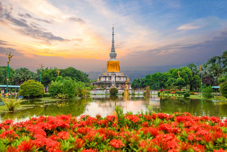 泰国Mahasarakham2018年9月21日法拉，那座拿敦塔，泰国有红花和美丽的天空，日落，佛塔，佛教崇拜和马哈萨拉哈姆省