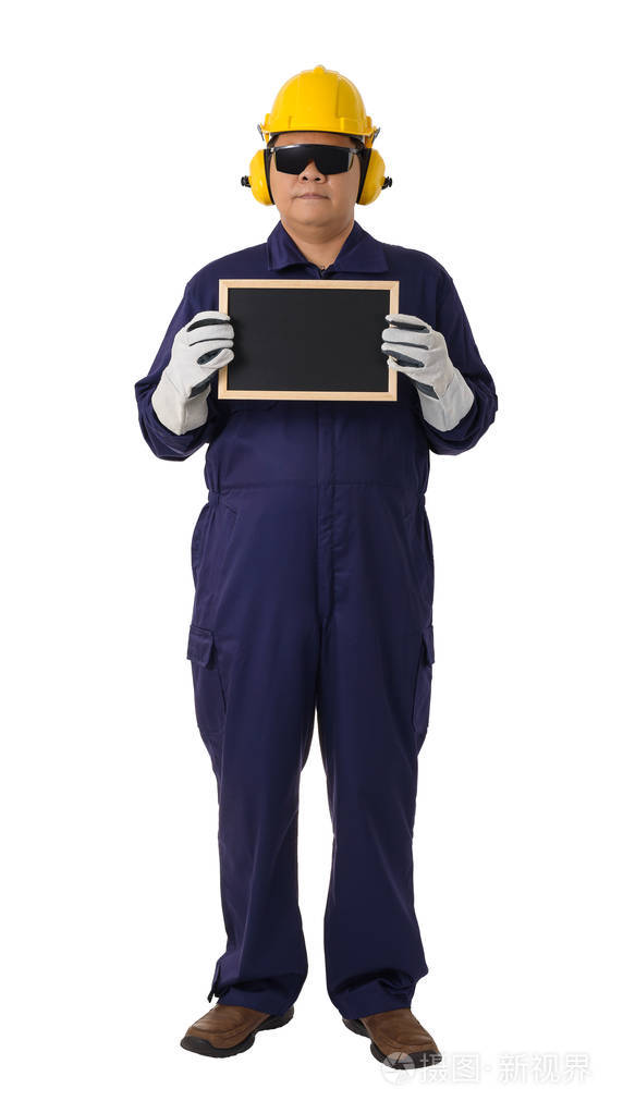 一名工人的全身肖像穿着机械连身服戴着头盔耳罩防护手套和安全护目镜