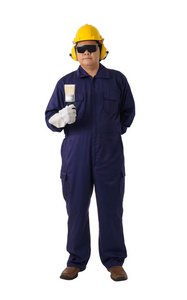 一名身穿机械连衣裙的工人正拿着一支带头盔防护手套和安全护目镜的油漆刷，隔离在白色背景裁剪路径上
