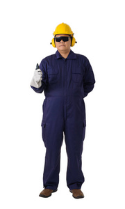 一名工人的全身肖像，穿着带头盔耳罩防护手套和安全护目镜的机械连衣裤，隔离在白色背景裁剪路径上