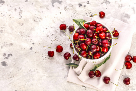 新鲜成熟的樱桃放在桌上的碗里