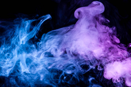 浓密的呼出紫罗兰，蓝色和白色的烟雾在黑色背景上，纹理平稳地从蒸气中塌陷成一列上升的蒸气。 T恤印花。