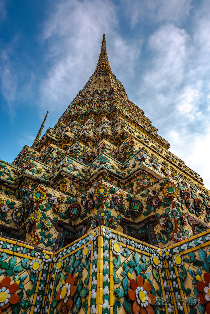 大皇宫曼谷装饰塔对抗蓝天