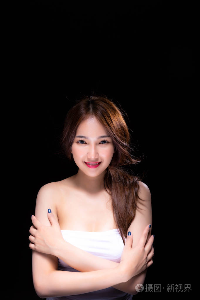 迷人的美丽的年轻女人有自信,感到快乐的黑色背景.