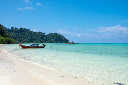 泰国安达曼利普岛长尾木船锚，船尾有塞塔尔海白沙