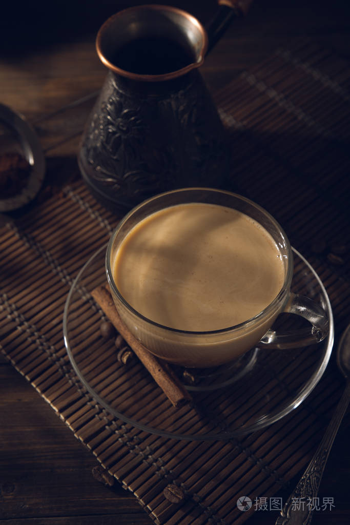 桌上一杯加奶油的黑咖啡