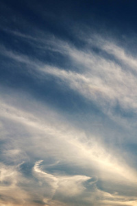 天空中飘散的云景图片