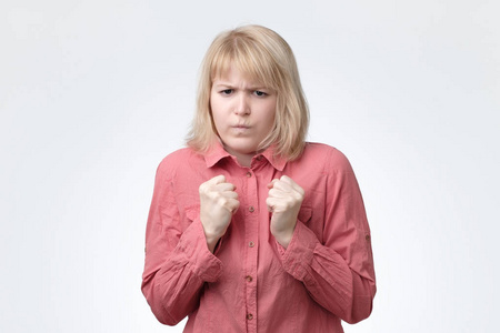 个性女模特年轻的女模特看起来很紧张, 感到焦虑照片