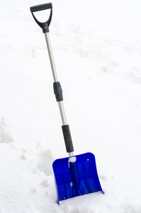 冬天的蓝色雪铲。 摄影工作室