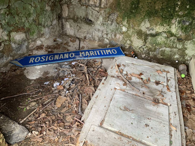 Livorno省CastelnuovodellaM.dia小村的路牌被遗弃