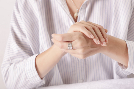 简洁画面特写女性交叉双手的画面照片