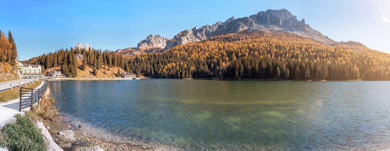 意大利多洛米斯的米苏里纳湖在秋天。蒂罗尔阿尔概念旅行