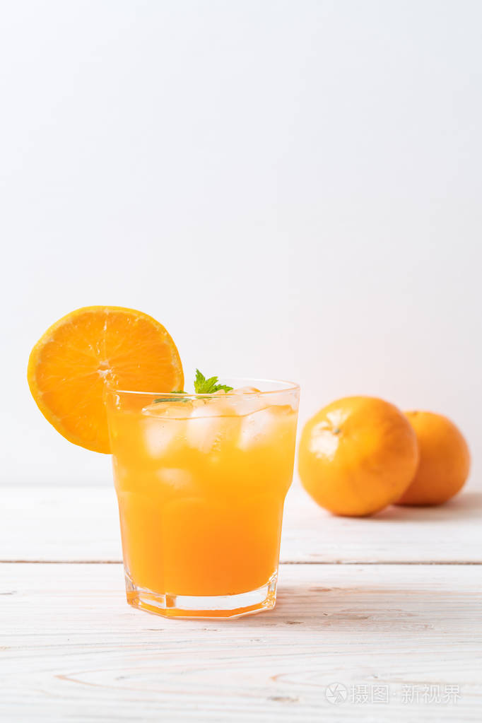 一杯加冰的橙汁