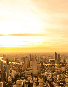 曼谷城市景观，美丽的建筑外观和建筑在泰国日落的天空