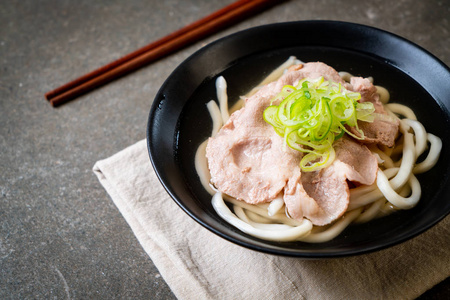 乌登拉面与猪肉石羊拉面日本食品风格