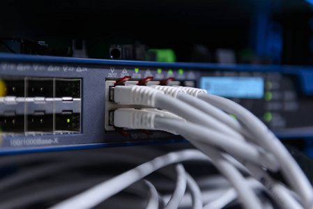 网络交换机和以太网电缆。 信息技术计算机网络